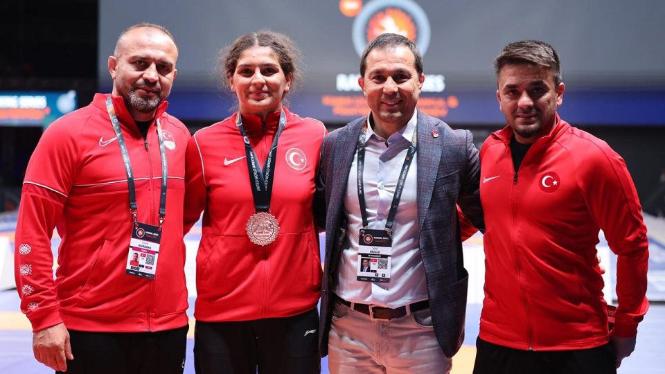 Milli güreşçiler Kırgizistan’da 3 madalya daha kazandı